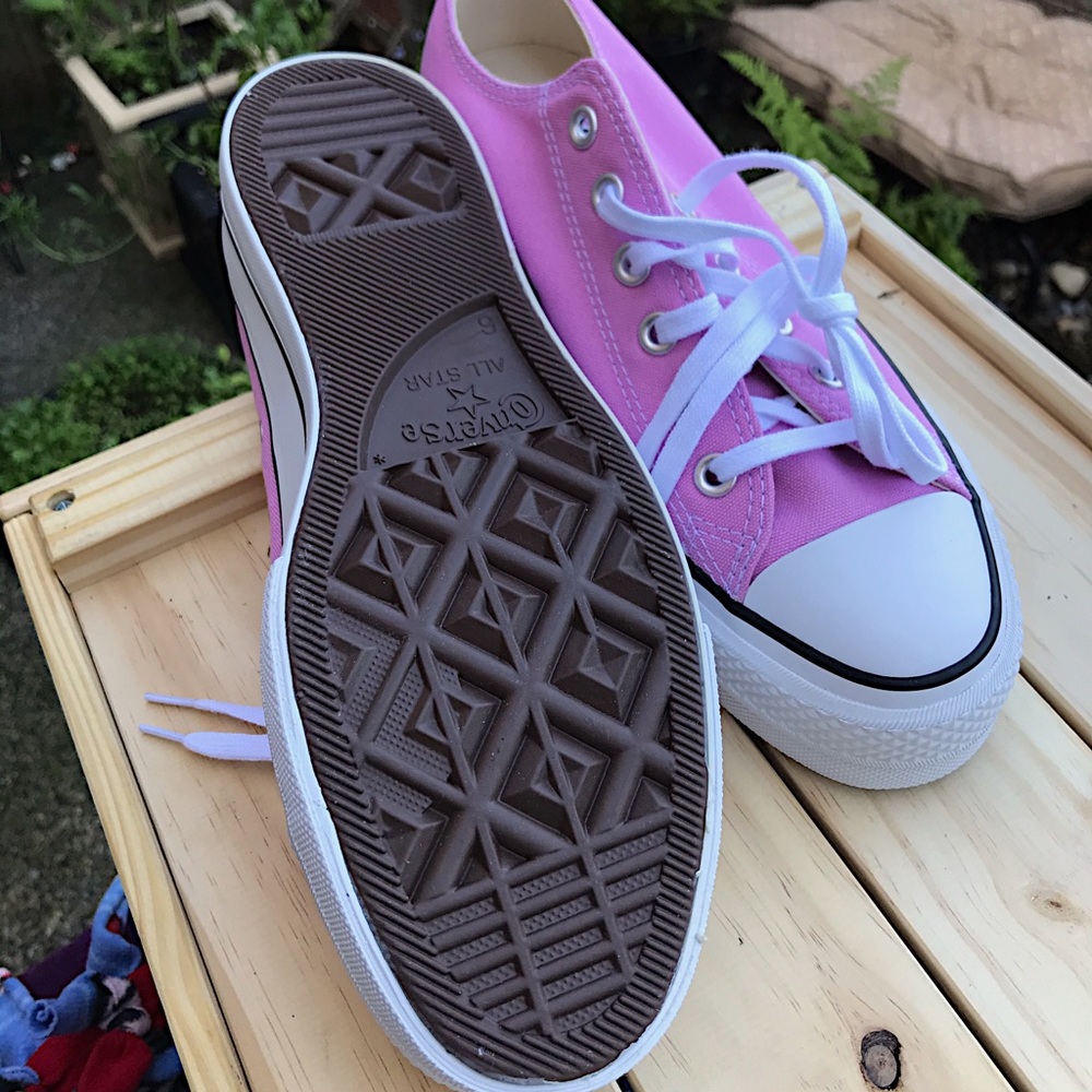 💞Converse Chuck Taylor lift low tops💞 - Picture 3 of 11